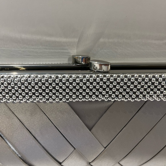 Crossover satin rhinestone woven 9” clutch Kate Landry top closure silver. - Picture 4 of 7